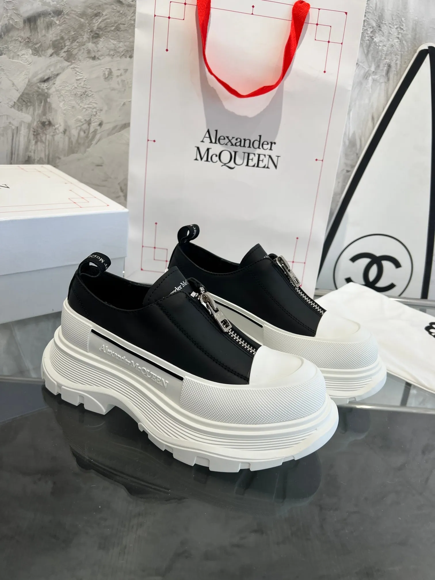 👟👟Ex-factory price 560👟👟 Women's shoes, women's clothing, men's size +10 Mc Queen, always in stock [Rose] McQueen [Rose] Dad shoes [Rose] ss early spring first release‼ ️‼ ️The latest Milan Fashion Week T-stage catwalk model, the unique and personalized design is very classy on the feet, and the round toe design allows the toes to be completely released. I spent a lot of money to buy multiple pairs of the originals and dismantled them and made replicas. Many celebrities such as Guli Nazha, Wu Lei, and Internet celebrity bloggers have endorsed Xiaohongshu’s popular products, and the products are sold out at the counters! Fabric: Imported cowhide fabric Lining: Imported silk sheepskin Foot: Imported silk sheepskin Size: 35-40 for women and 40-44 for men Packing: Original full set of packaging Outsole: 5 cm higher, top original version